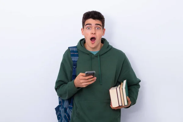 Geïsoleerde Tiener Student Met Mobiele Telefoon Boeken Rugzak Met Verrassende — Stockfoto