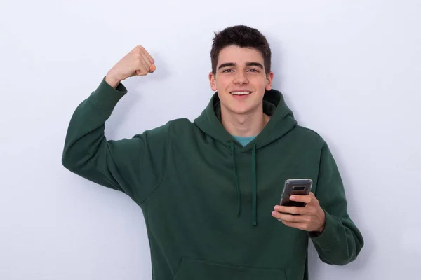 Щасливий Підліток Студент Ізольований Мобільним Телефоном Евфонічний Успіхом — стокове фото