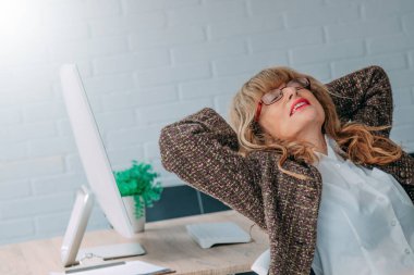 Kadın ofiste dinleniyor.