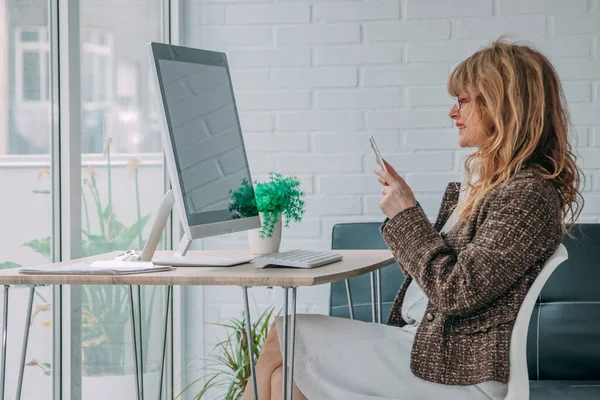 Mujer Negocios Con Teléfono Móvil Computadora — Foto de Stock