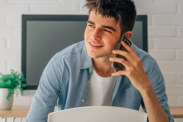 Retrato Del Joven Casa Hablando Por Teléfono Móvil — Foto de Stock