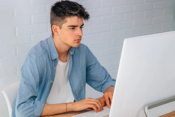 Ung Tonåring Student Vid Skrivbordet Arbetar Vid Datorn — Stockfoto