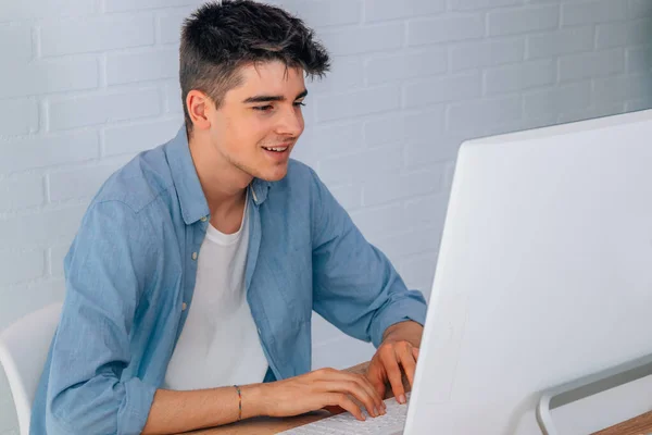 Ung Tonåring Student Vid Skrivbordet Arbetar Vid Datorn — Stockfoto