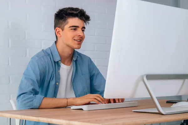 Молодой Студент Подросток Столом Работает Компьютером — стоковое фото