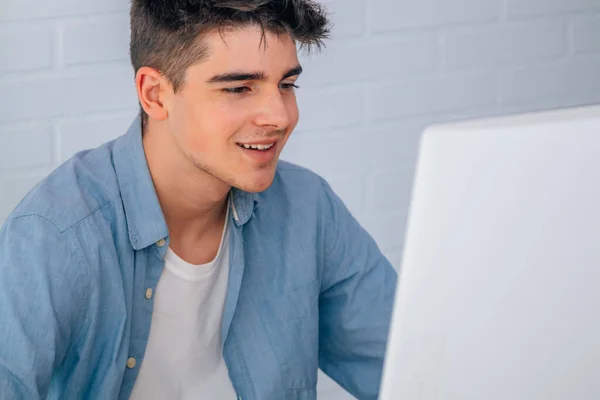 Porträtt Tonårsstudent Framför Datorn — Stockfoto