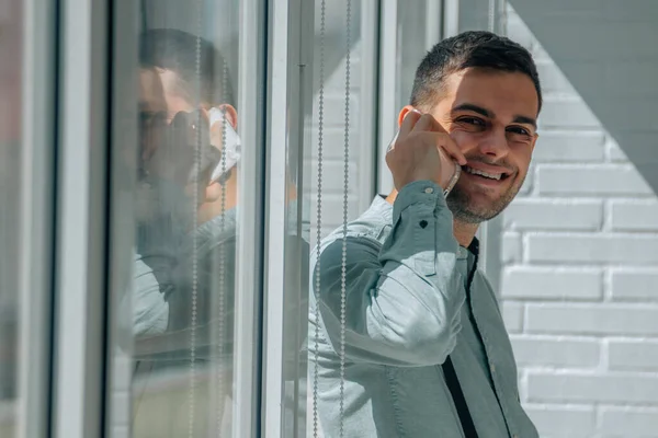 Forretningsmann Med Mobiltelefon Embetet – stockfoto