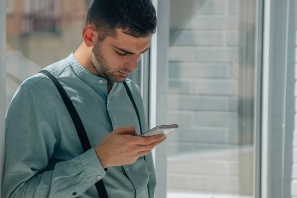 Hombre Negocios Con Teléfono Móvil Oficina — Foto de Stock