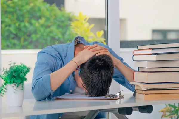 Étudiant Bureau Avec Des Livres Stressés Débordés — Photo