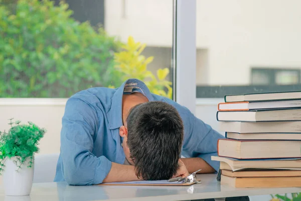 Étudiant Bureau Avec Des Livres Stressés Débordés — Photo