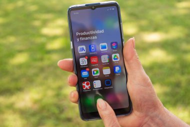 Galiçya, İspanya - 31 Mayıs 2021: Akıllı telefondaki Grup Uygulamaları düğmesi