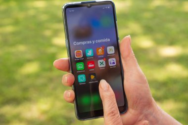 Galiçya, İspanya - 31 Mayıs 2021: Akıllı telefondaki Grup Uygulamaları düğmesi