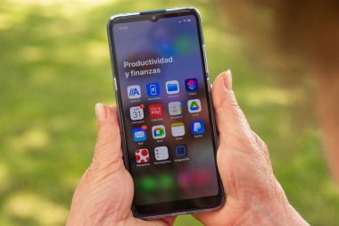 Galiçya, İspanya - 31 Mayıs 2021: Akıllı telefondaki Grup Uygulamaları düğmesi