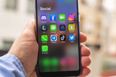 Galiçya, İspanya - 31 Mayıs 2021: Akıllı telefondaki Grup Uygulamaları düğmesi