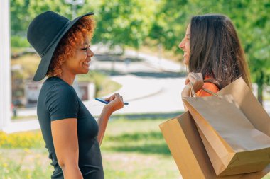 alışveriş kız sokakta konuşma