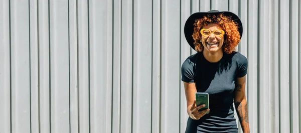 Afro Américaine Fille Avec Téléphone Portable Chapeau — Photo