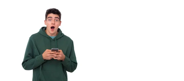 Adolescente Homem Com Telefone Celular Surpreso Isolado Fundo Branco — Fotografia de Stock