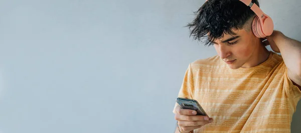 Adolescente Com Telefone Celular Fones Ouvido Fundo Parede Cinza — Fotografia de Stock