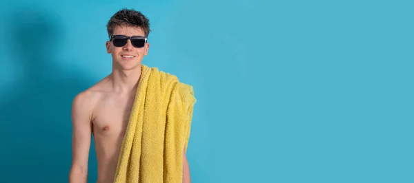 Tiener Jongen Met Zonnebril Strand Zwembad Handdoek Geïsoleerd — Stockfoto