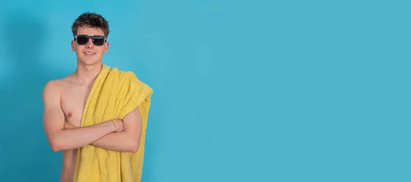 Tiener Jongen Met Zonnebril Strand Zwembad Handdoek Geïsoleerd — Stockfoto