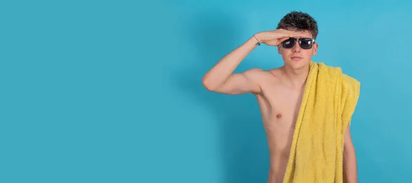 Geïsoleerde Tiener Jongen Zoek Naar Horizon Met Zonnebril Strand Handdoek — Stockfoto
