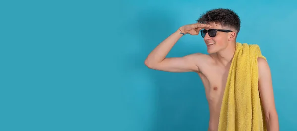 Jeune Homme Maillot Bain Isolé Avec Lunettes Soleil Serviette — Photo