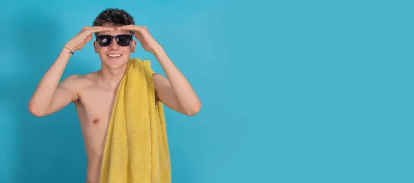 Jovem Maiô Isolado Com Óculos Sol Toalha — Fotografia de Stock