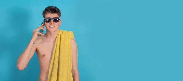 Jovem Adolescente Sexo Masculino Com Toalha Telefone Móvel Óculos Sol — Fotografia de Stock