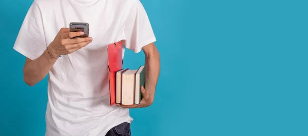 Geïsoleerde Studentenhanden Met Mobiele Telefoon Boeken — Stockfoto