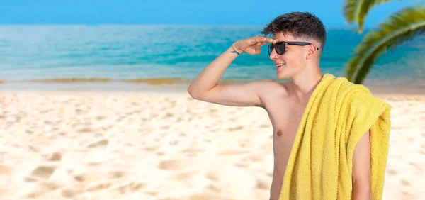 Tiener Jongen Met Handdoek Zonnebril Het Strand — Stockfoto