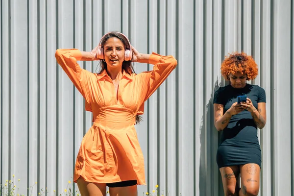 Giovani Ragazze Con Cuffie Telefono Cellulare Strada — Foto Stock