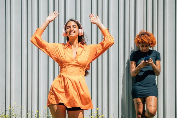 Dos Chicas Jóvenes Calle Bailando Con Auriculares Teléfono Móvil — Foto de Stock