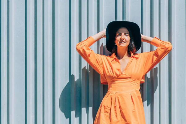 Jeune Fille Mode Robe Orange Chapeau Sur Fond Mur Gris — Photo