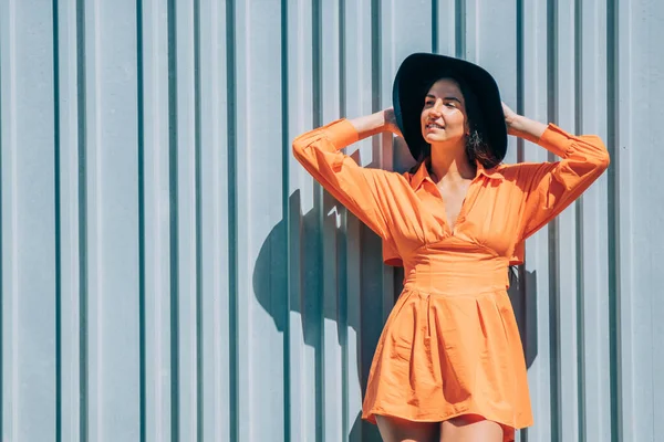 Menina Moda Vestido Laranja Chapéu Fundo Parede Cinza Livre — Fotografia de Stock