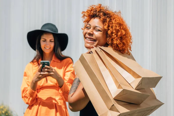 Jonge Meisjes Winkelen Met Mobiele Telefoon — Stockfoto