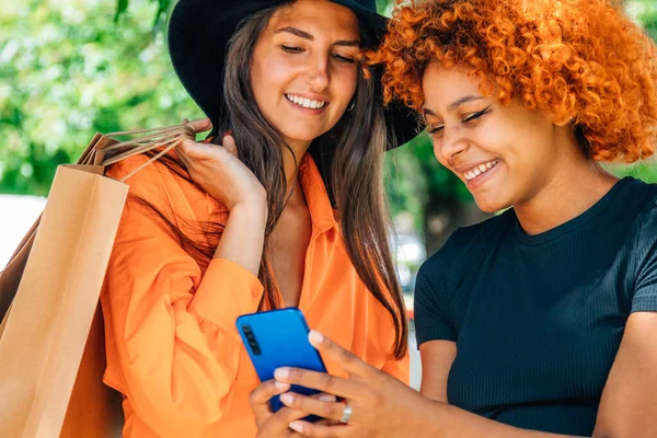 Meisjes Paar Met Mobiele Telefoon Boodschappentassen Straat — Stockfoto