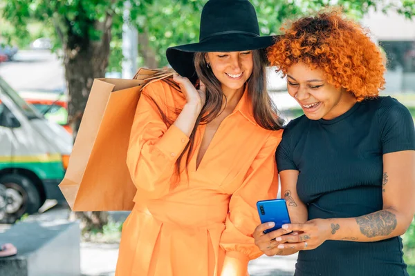 Jonge Meisjes Winkelen Met Mobiele Telefoon — Stockfoto