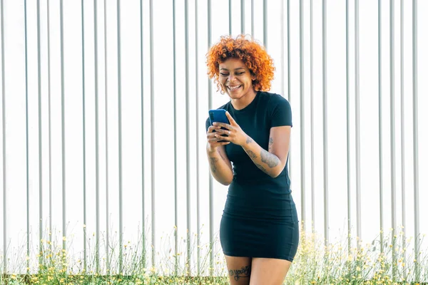 Sokakta Cep Telefonu Olan Afrikalı Amerikalı Bir Kız — Stok fotoğraf