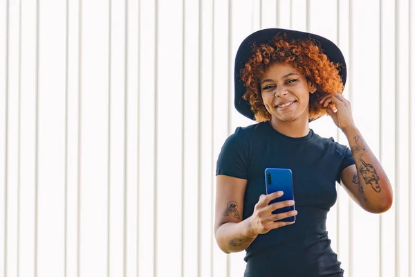 Afro Americana Menina Com Celular Chapéu — Fotografia de Stock