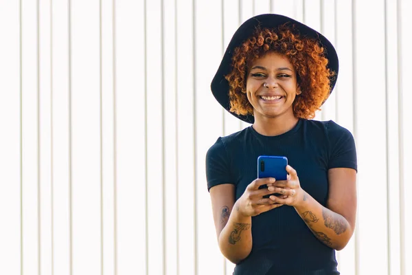 Afro Americana Menina Com Celular Chapéu — Fotografia de Stock