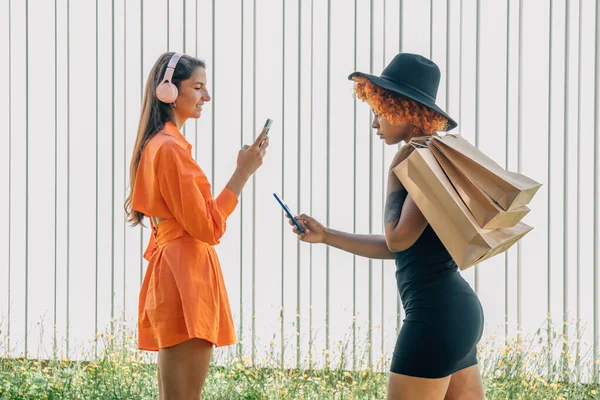 Meisje Wandelen Met Boodschappentassen Mobiele Telefoon — Stockfoto