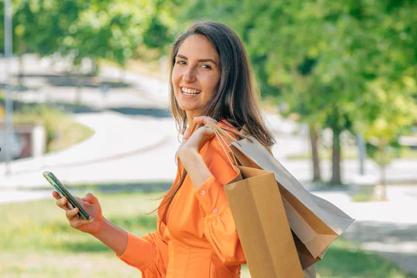 Lachende Meisje Met Shopping Tassen Mobiele Telefoon — Stockfoto