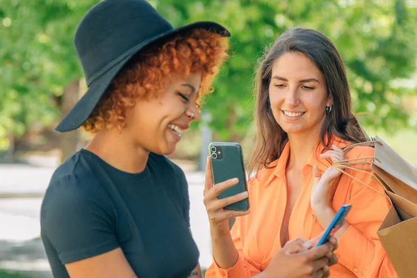 Meisjes Met Mobiele Telefoon Boodschappentassen — Stockfoto