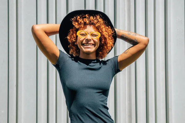 Porträtt Glad Afro Amerikansk Flicka Ler Med Glasögon Och Hatt — Stockfoto
