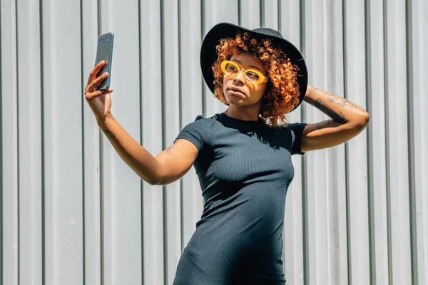 Chica Afroamericana Con Gafas Sombrero Moda Tomando Foto Con Teléfono —  Fotos de Stock