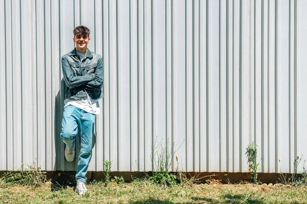 Teenage Boy Leaning Wall Outdoors — Stock Photo, Image