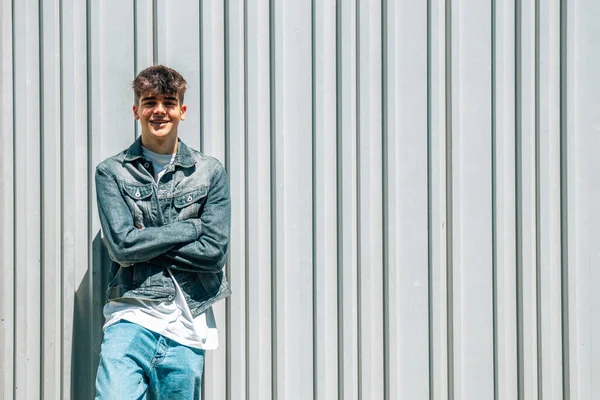 Extérieur Adolescent Garçon Sur Mur — Photo