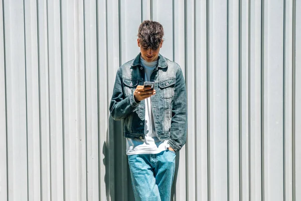 Adolescente Com Telefone Celular Livre — Fotografia de Stock