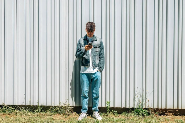 Adolescente Con Teléfono Móvil Aire Libre — Foto de Stock