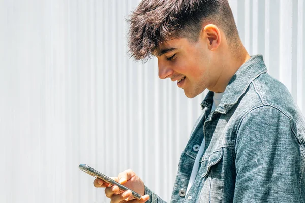 Tiener Jongen Met Mobiele Telefoon — Stockfoto