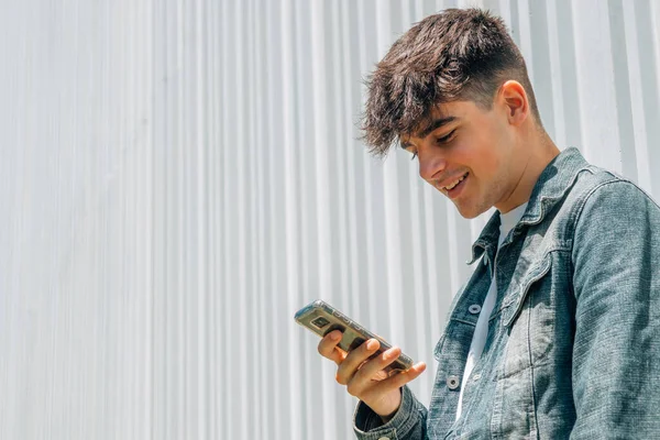 Adolescente Olhando Para Telefone Móvel — Fotografia de Stock